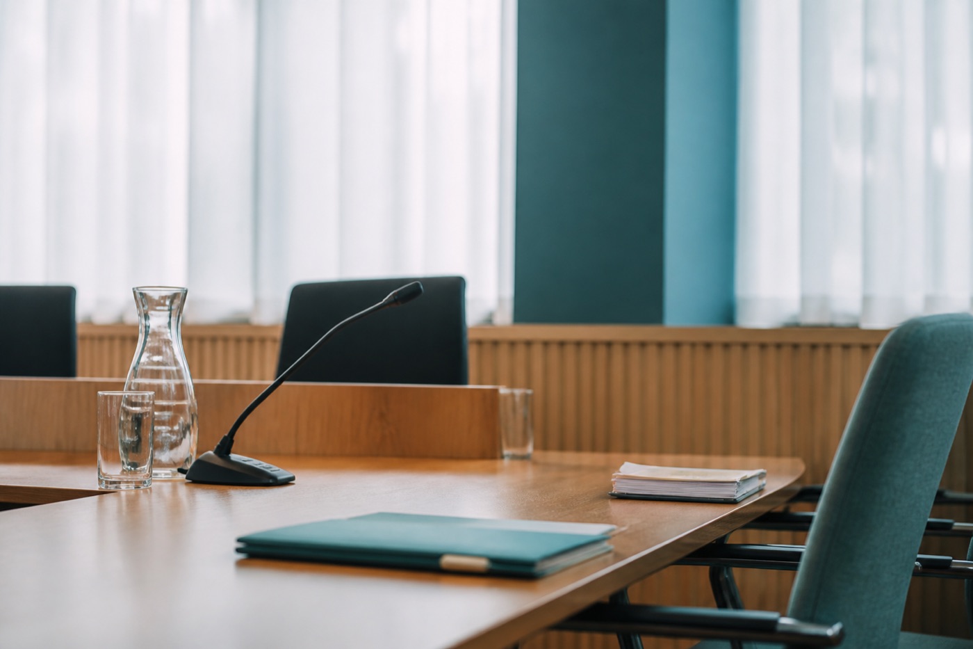 Een zitting van het tuchtcollege bijwonen