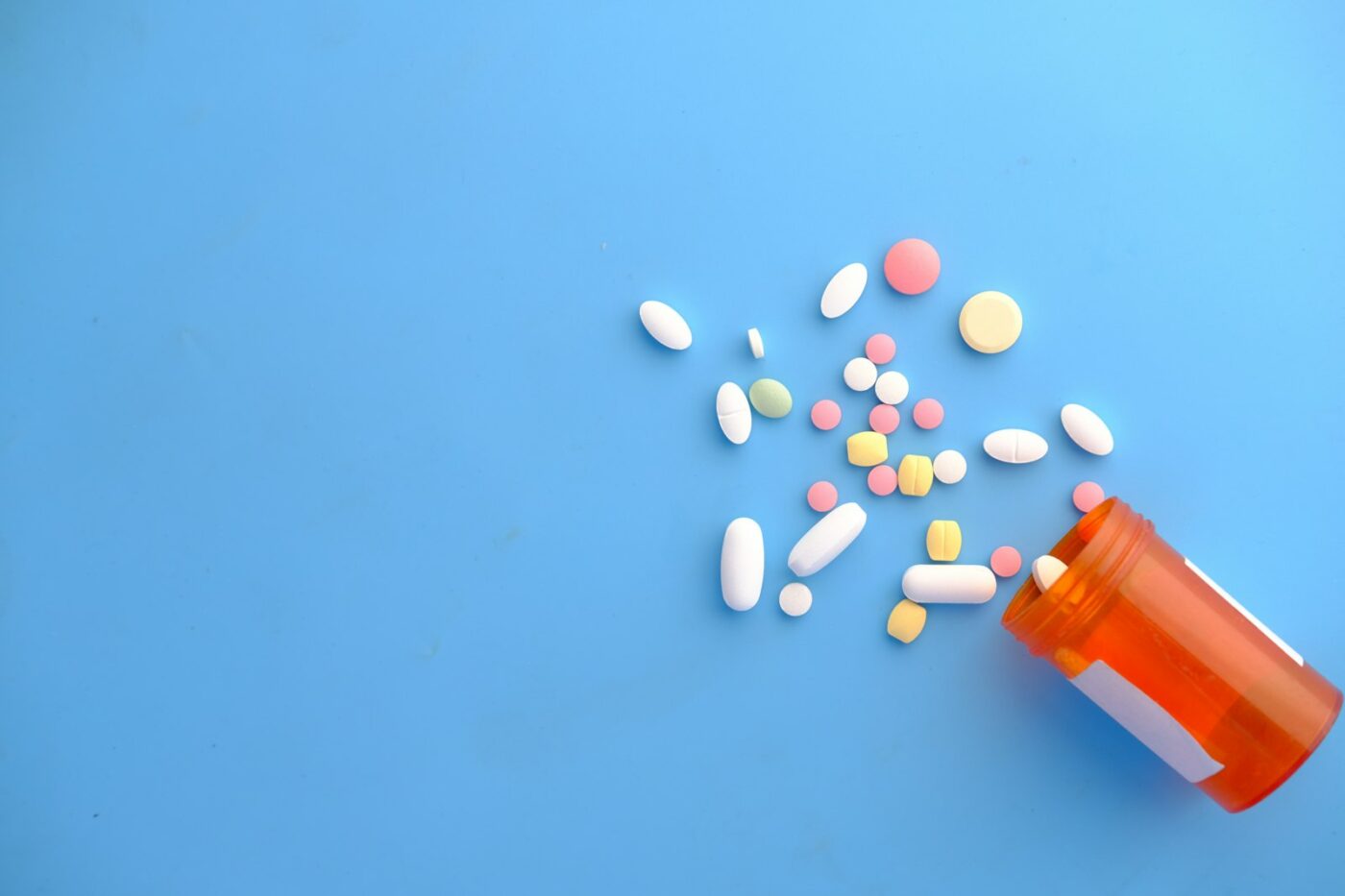 Thuiszorgmedewerker controleert een medicatielijst bij een cliënt thuis