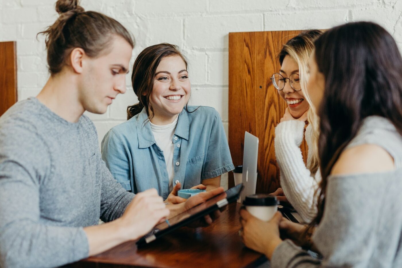 Jeugdzorgmedewerker in gesprek met een collega in een woonkamer van een kleine groep