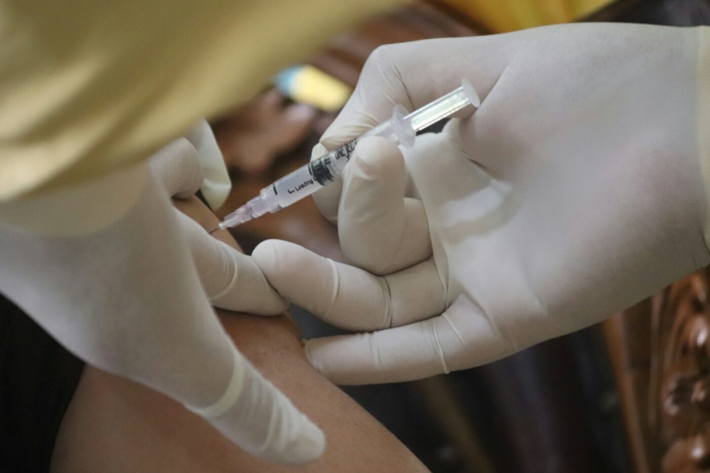 Verpleegkundige oefent een injectie op een oefenmodel tijdens een training