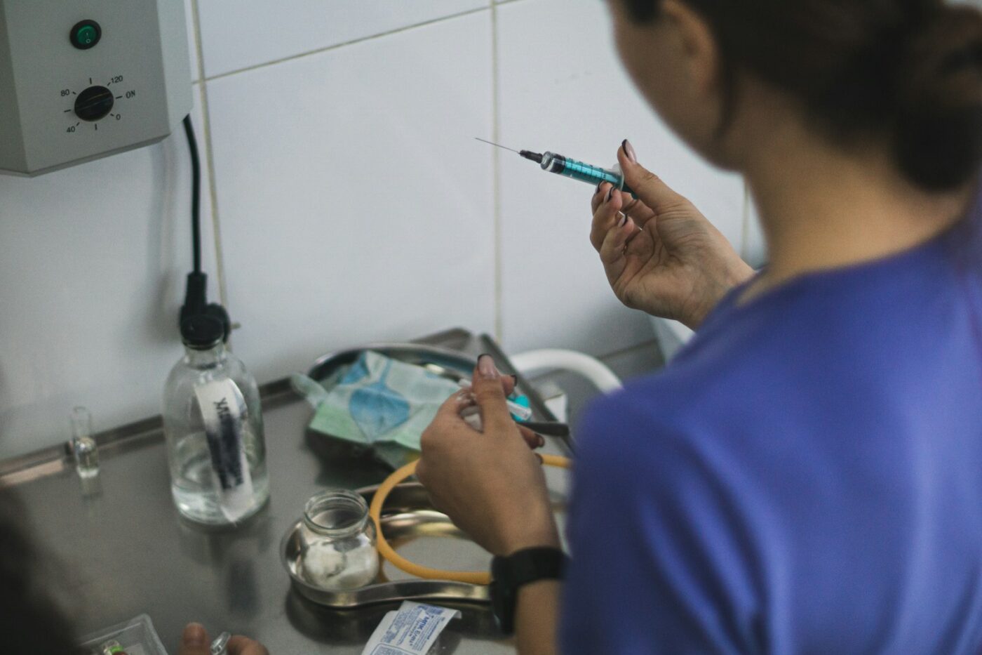 Spuit en ampul op een behandeltafel in een kliniek