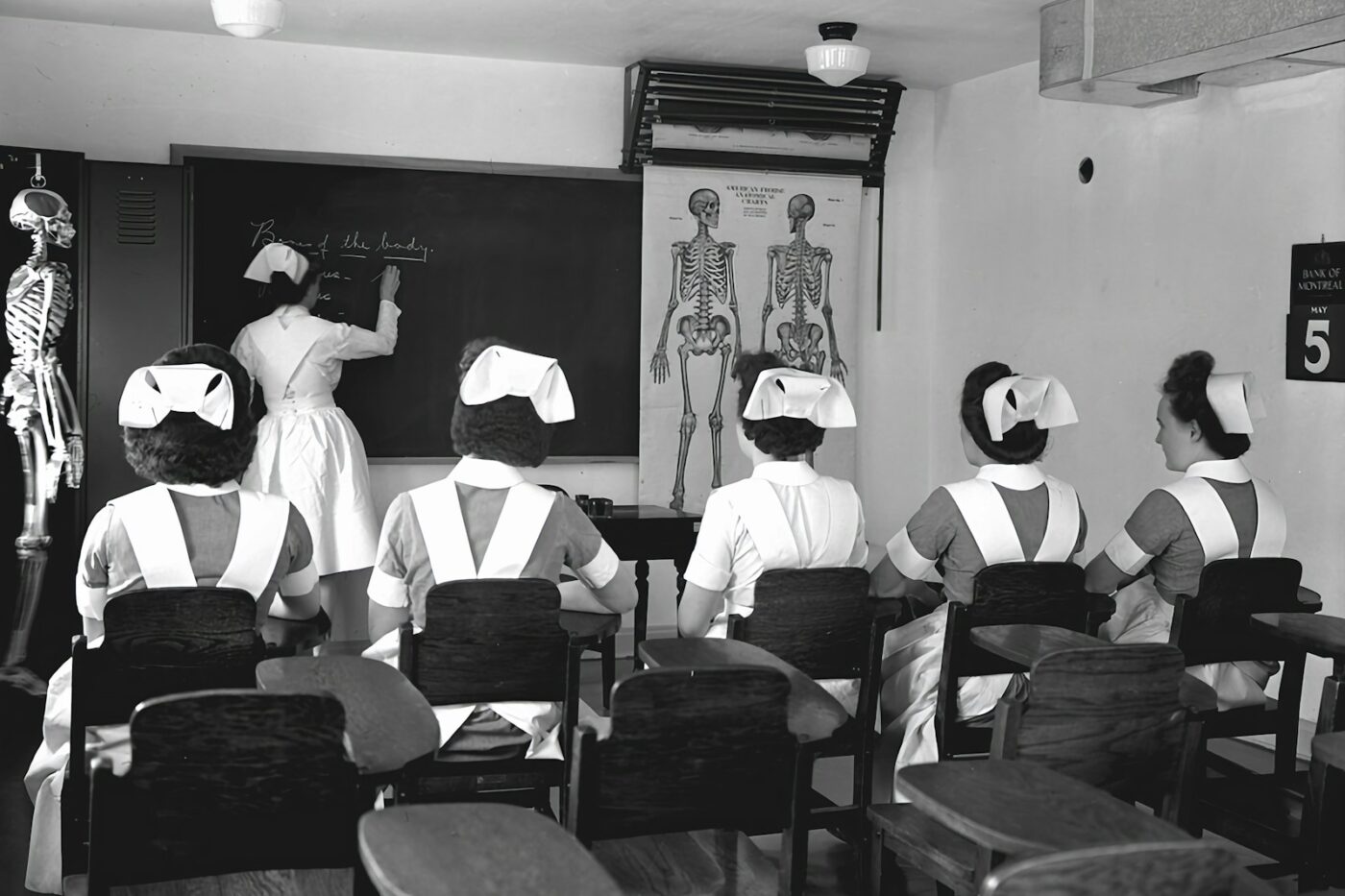 Verpleegkundige in opleiding in een trainingsruimte