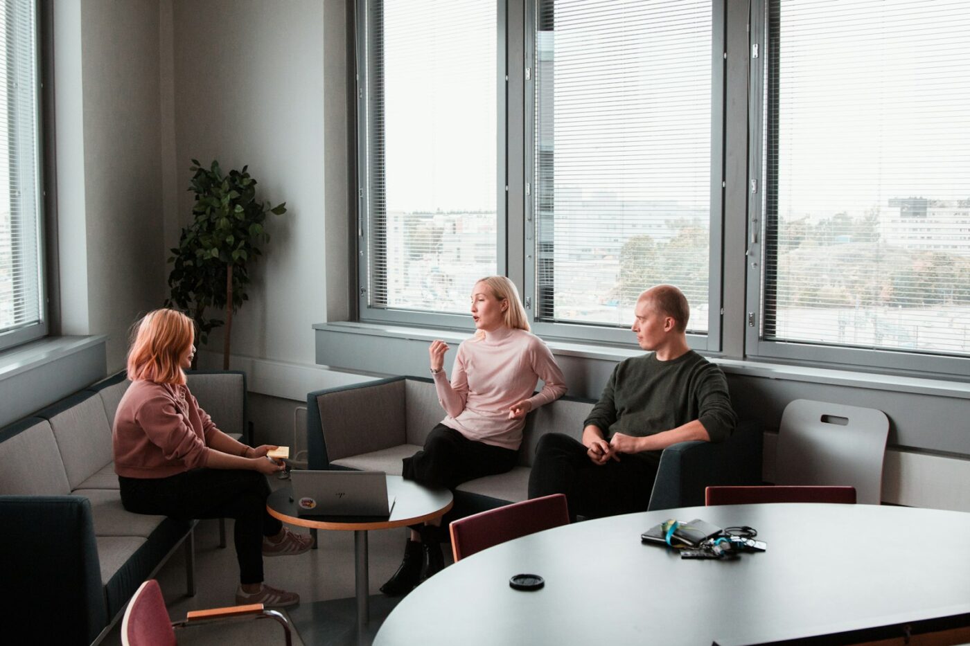 Zorgmedewerkers in overleg aan een tafel in een vergaderruimte