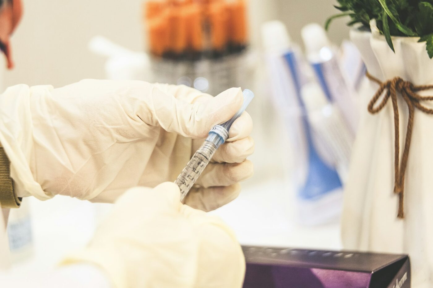 Doktersassistent bereidt een injectie voor in de behandelkamer van een huisartsenpraktijk