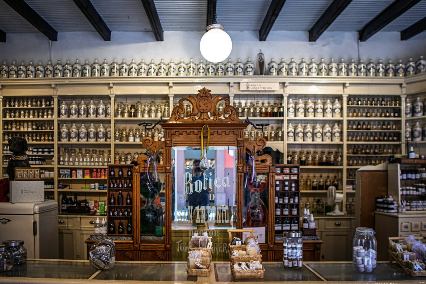 Medicijnen in een apotheekla achter de balie