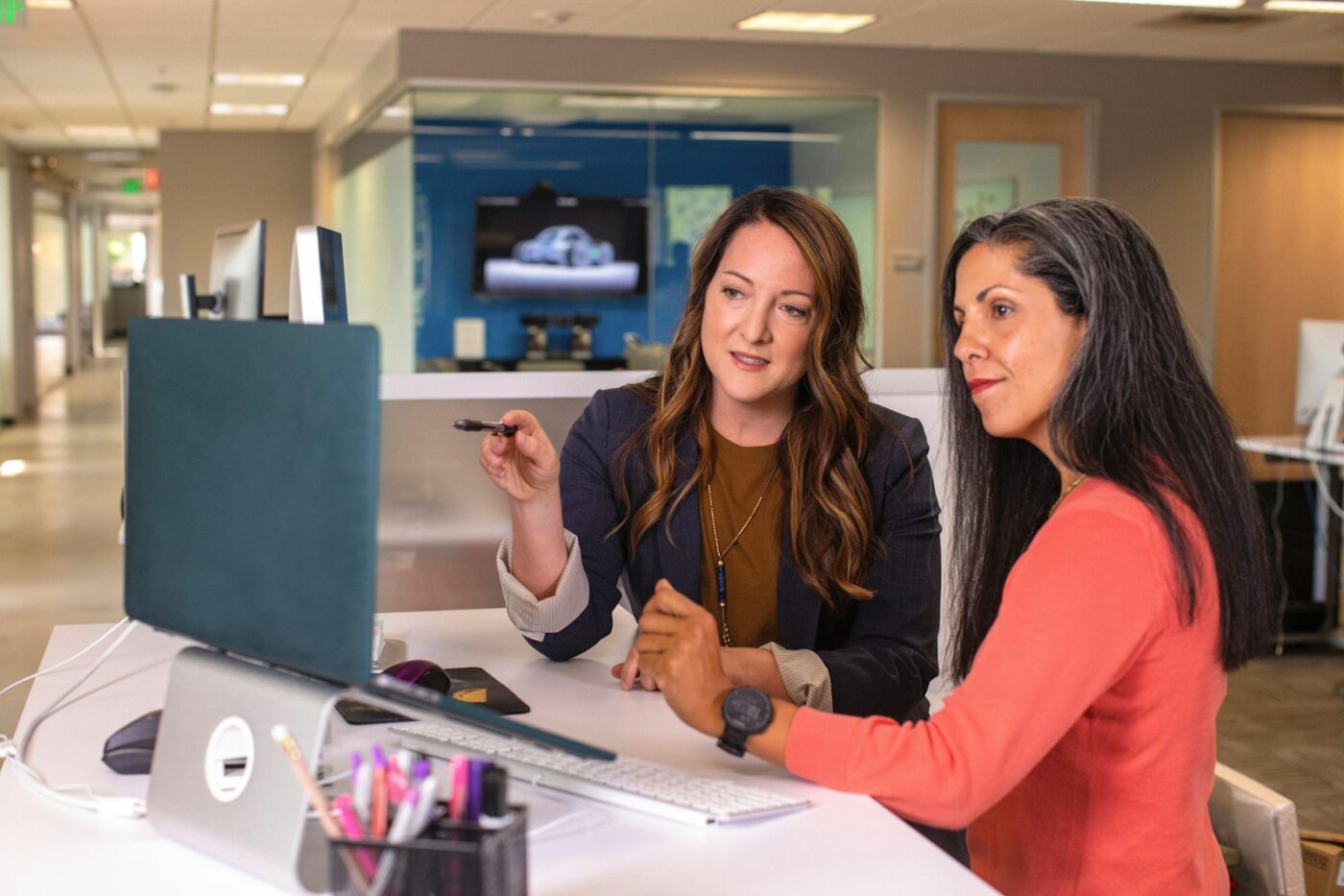 Zorgprofessional in gesprek met een leidinggevende in een overlegruimte