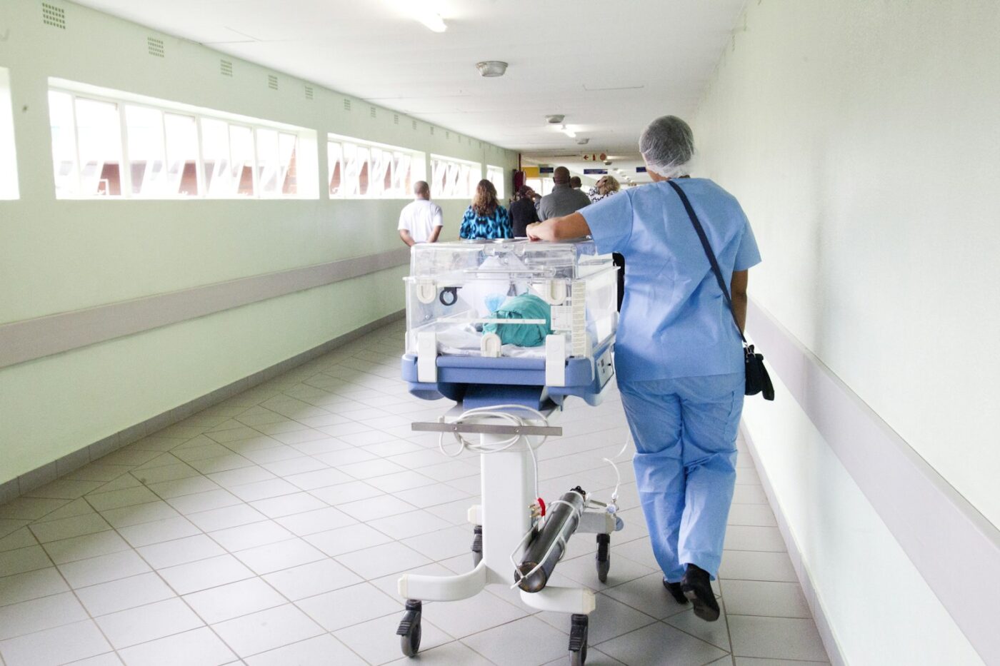 Medicatiekar met verpakte medicijnen op een verpleegafdeling