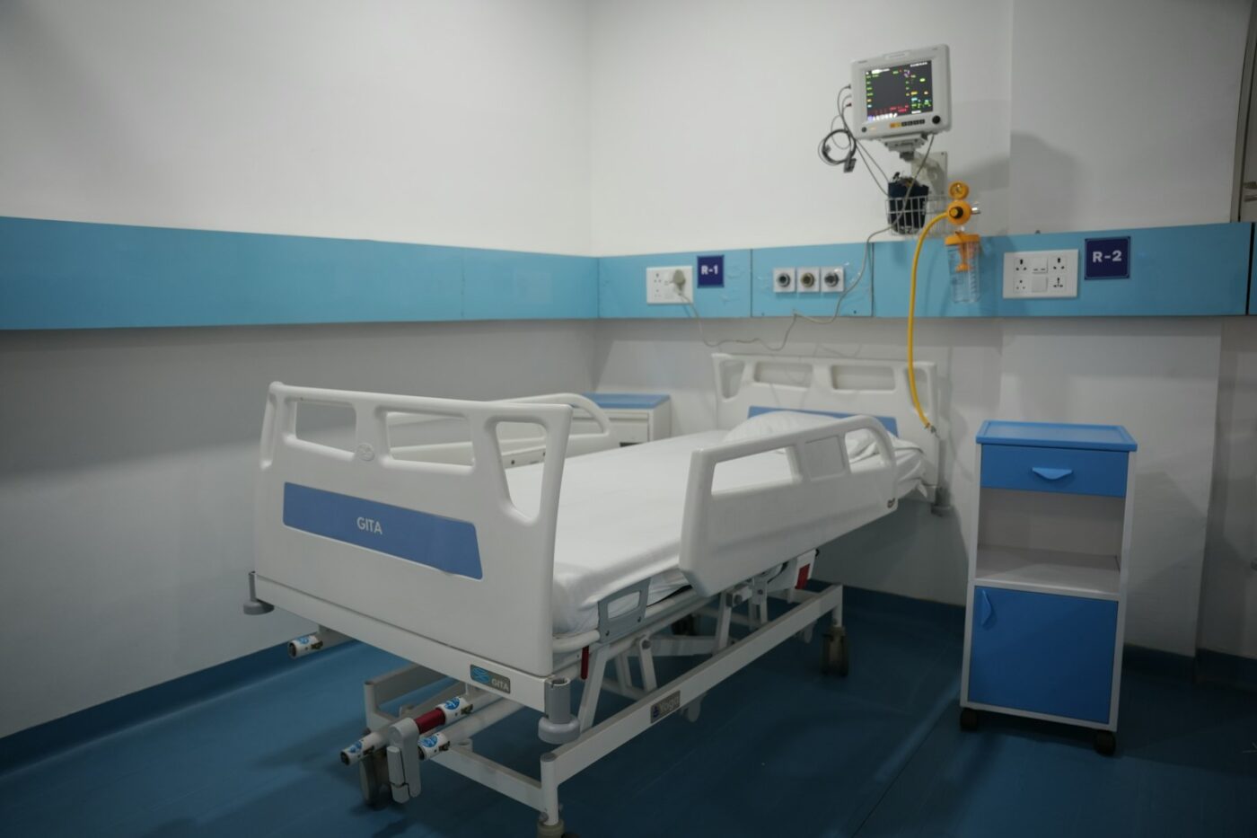 Intensive care-afdeling met monitoren naast een leeg ziekenhuisbed