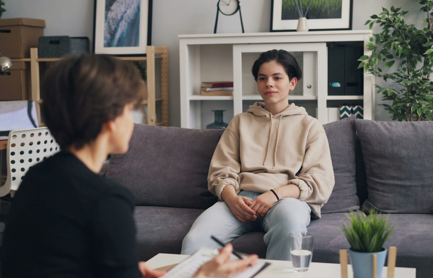 Orthopedagoog in gesprek met een jongere in een spreekkamer
