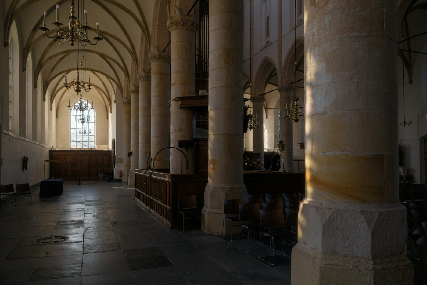 Lege rechtszaal met houten banken en een tafel voor de rechters