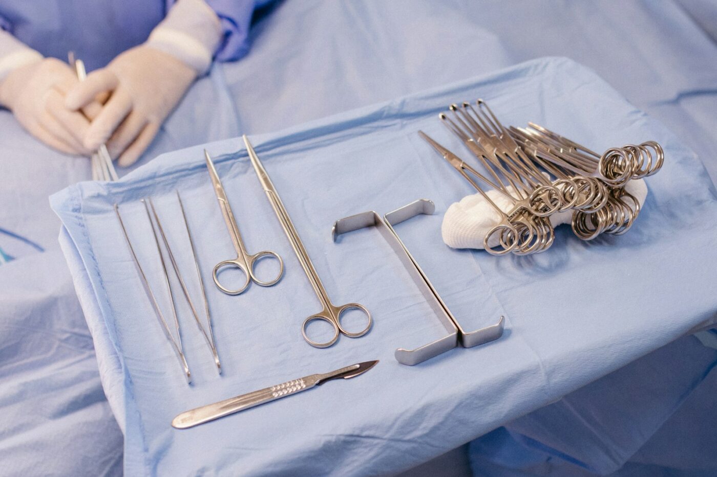 Steriel verpakte chirurgische instrumenten op een operatiekamer
