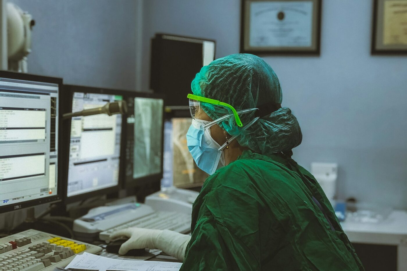 Verpleegkundige werkt aan een laptop met een elektronisch dossier