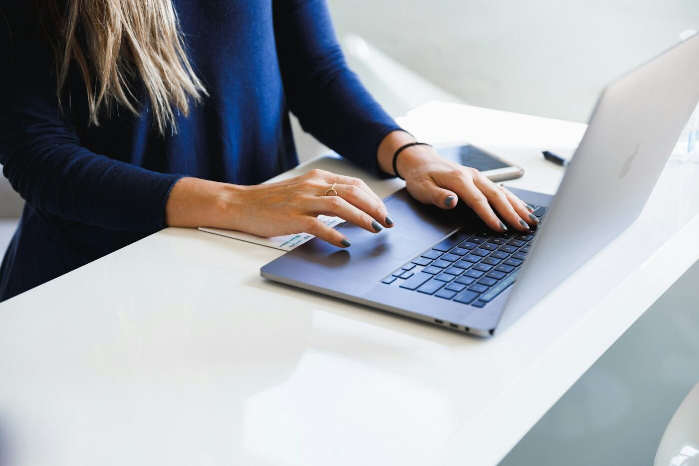 Verpleegkundige kijkt op een laptop naar een inlogscherm