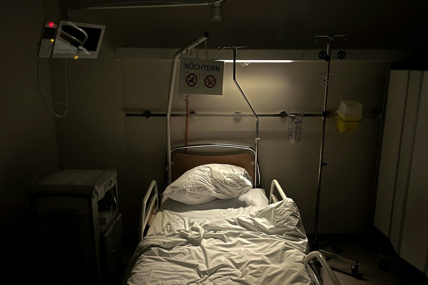 Lege verpleeghuiskamer met opgemaakt bed in zacht ochtendlicht