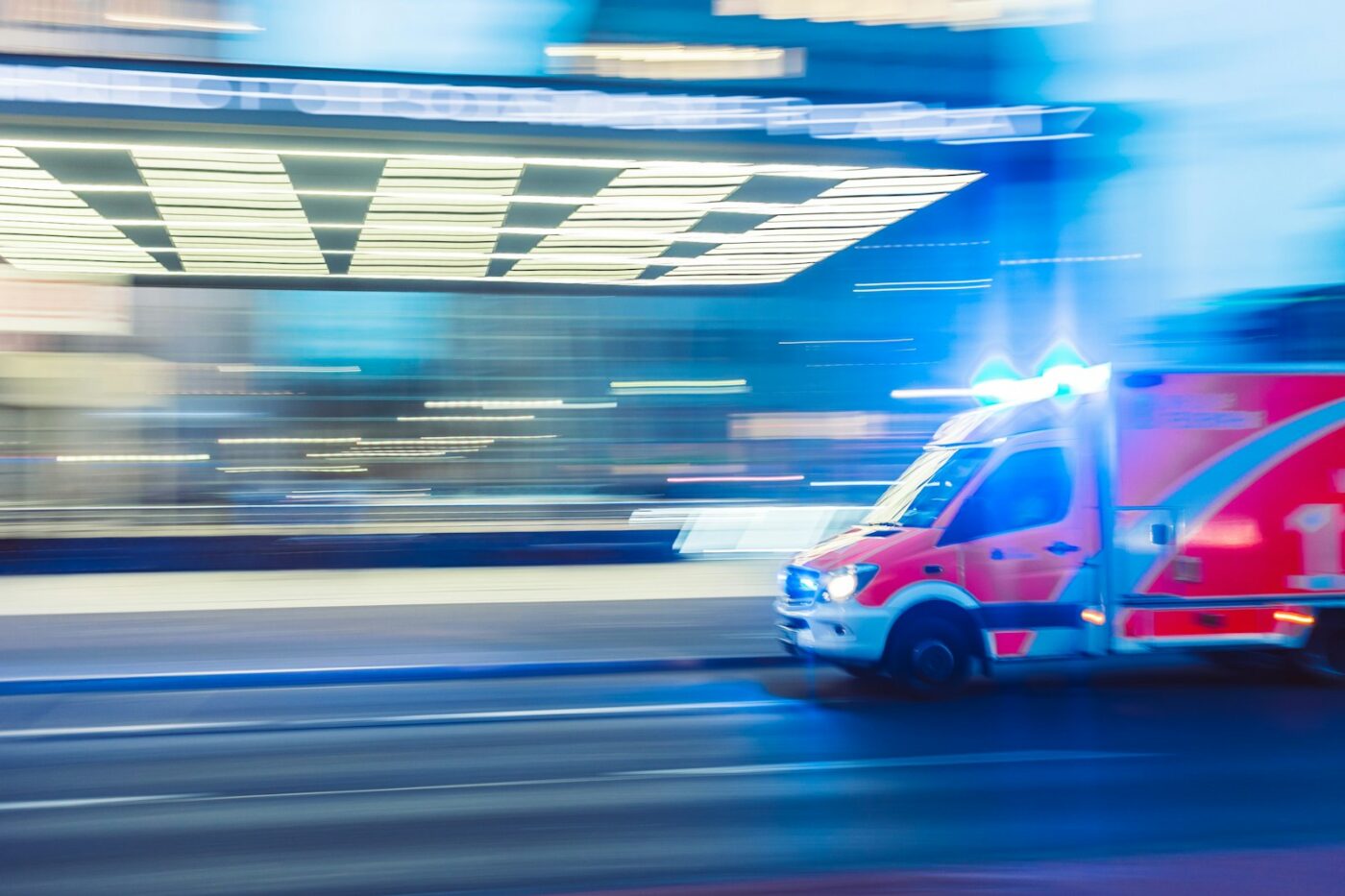 Ambulance met open achterdeuren bij een spoedeisende hulp