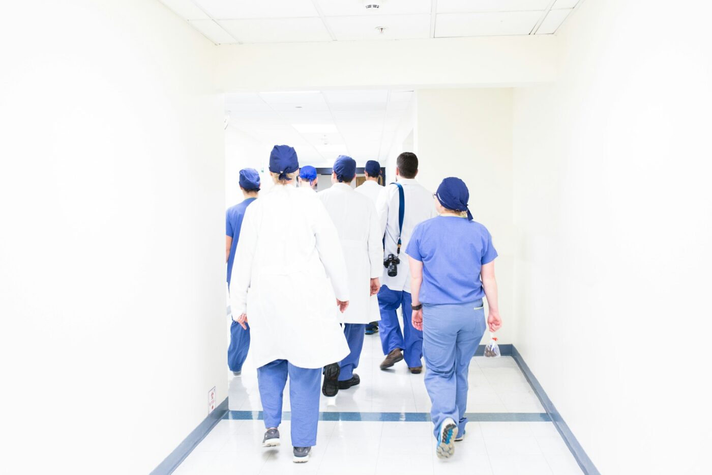 Verpleegkundige en verzorgende in overleg op een zorgafdeling